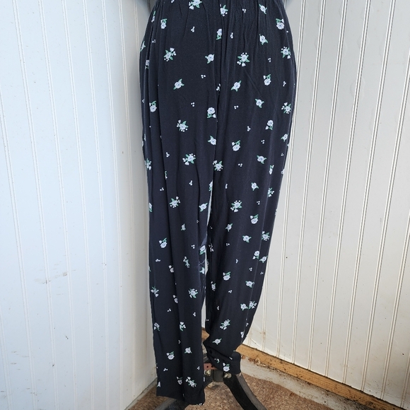 Old Navy Jumpsuit Woman’s Black White Floral Short Sleeve Viscose Sz S - Picture 5 of 16